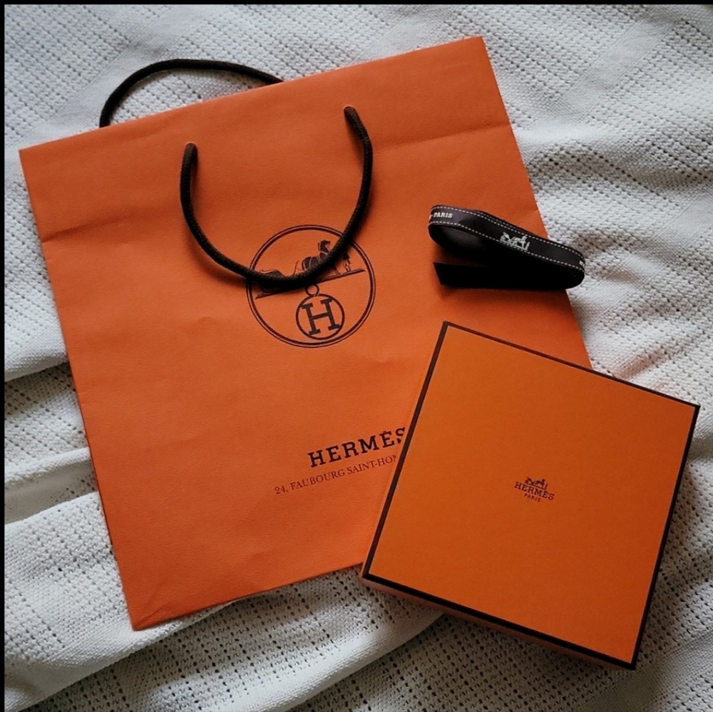 Hermes Box with ribbon and matching shopping bag